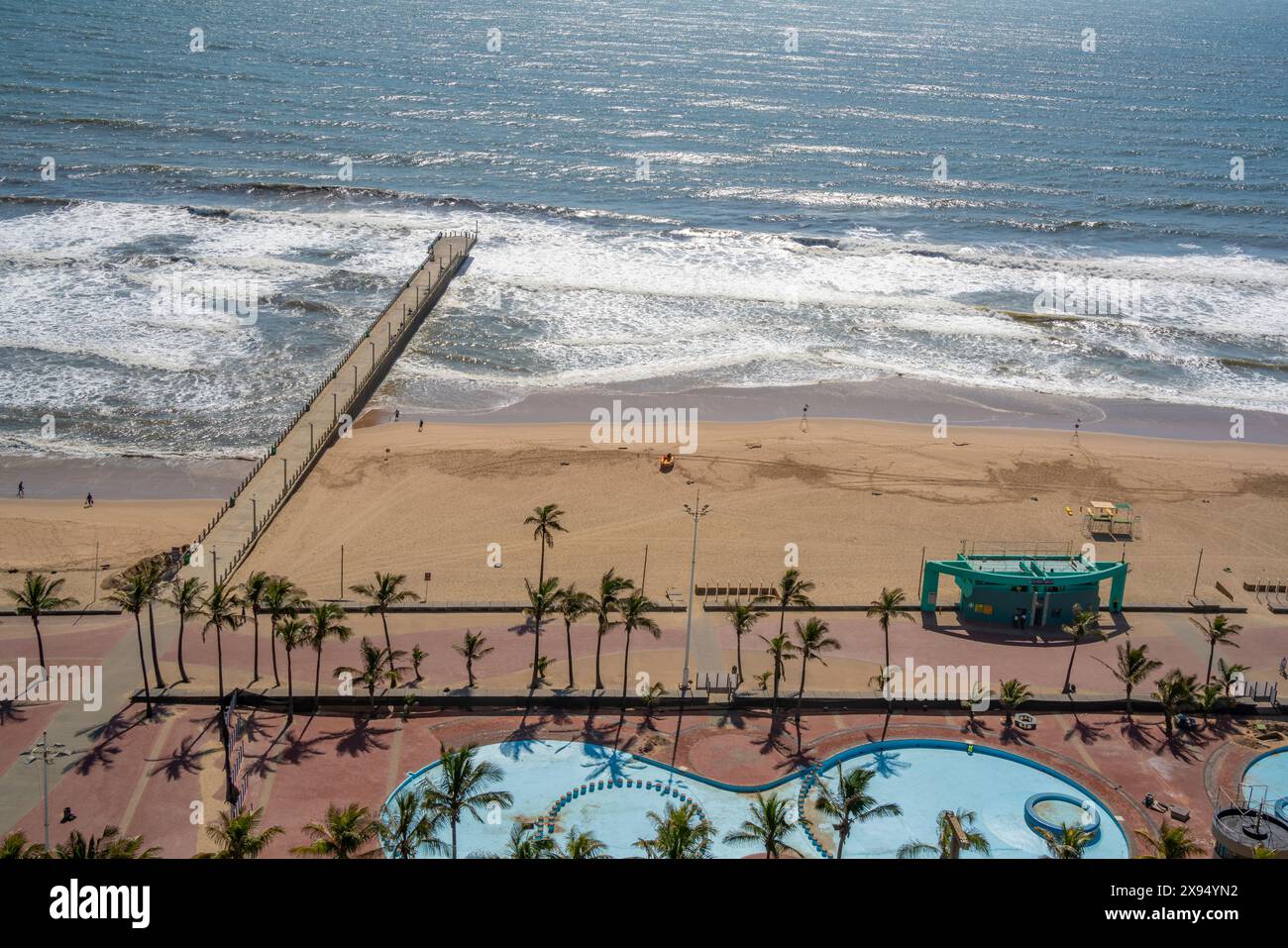 Vista sopraelevata di spiagge, lungomare e Oceano Indiano, Durban, provincia di KwaZulu-Natal, Sudafrica, Africa Foto Stock