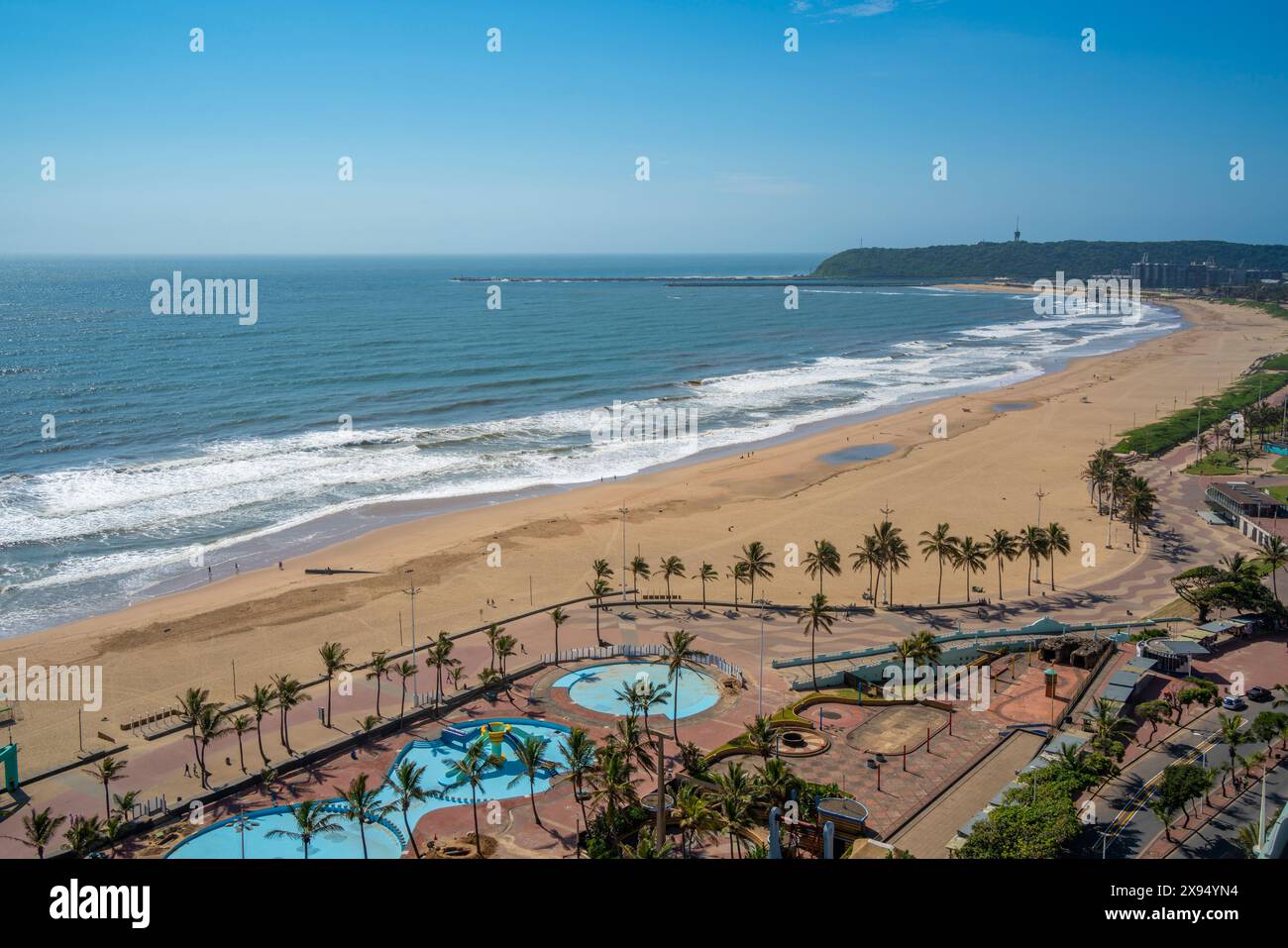 Vista sopraelevata di spiagge, lungomare e Oceano Indiano, Durban, provincia di KwaZulu-Natal, Sudafrica, Africa Foto Stock
