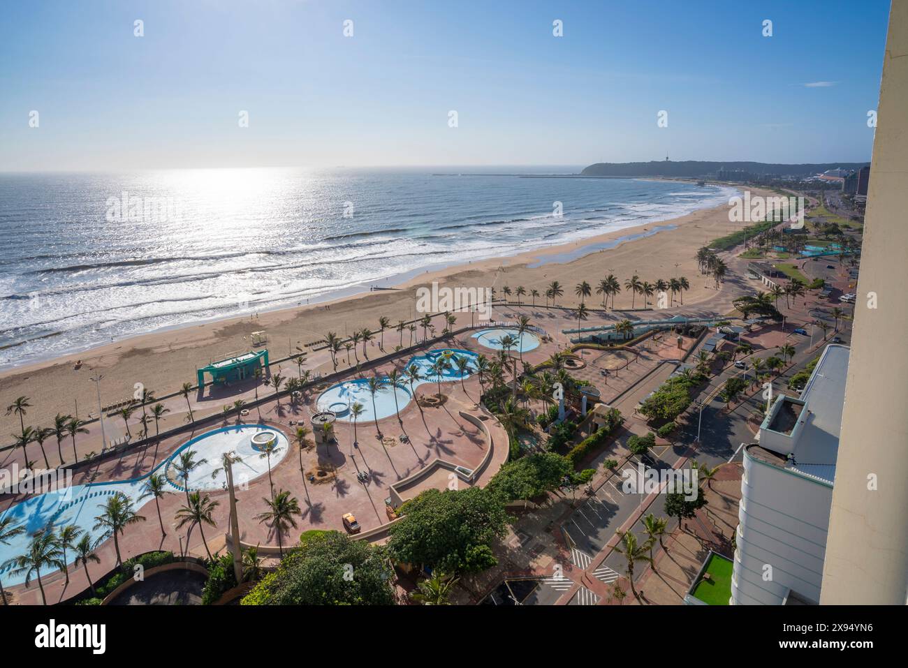 Vista sopraelevata di spiagge, lungomare e Oceano Indiano, Durban, provincia di KwaZulu-Natal, Sudafrica, Africa Foto Stock