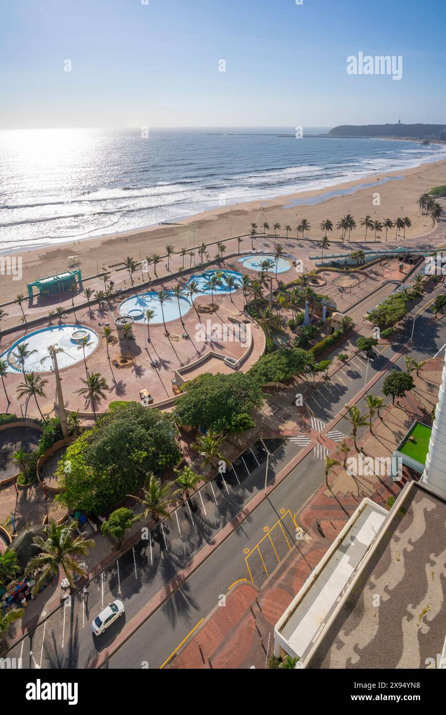 Vista sopraelevata di spiagge, lungomare e Oceano Indiano, Durban, provincia di KwaZulu-Natal, Sudafrica, Africa Foto Stock