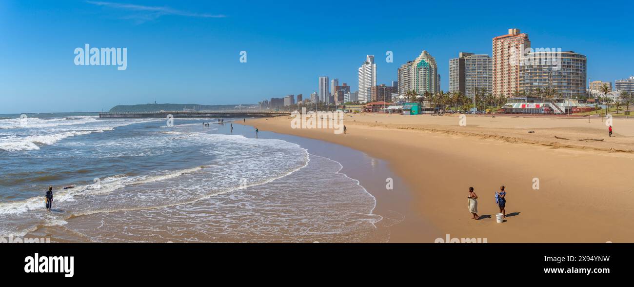 Vista della popolazione locale sulla spiaggia, sul lungomare e sugli hotel, Durban, provincia di KwaZulu-Natal, Sudafrica, Africa Foto Stock