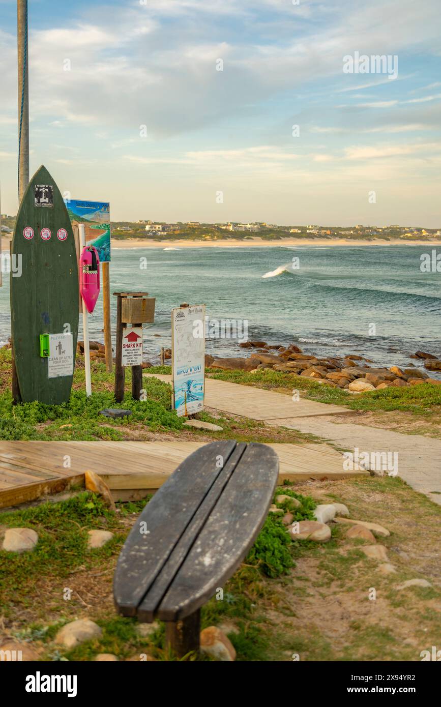 Vista della città, delle onde e della spiaggia, Cape St. Francis, Eastern Cape Province, Sud Africa, Africa Foto Stock