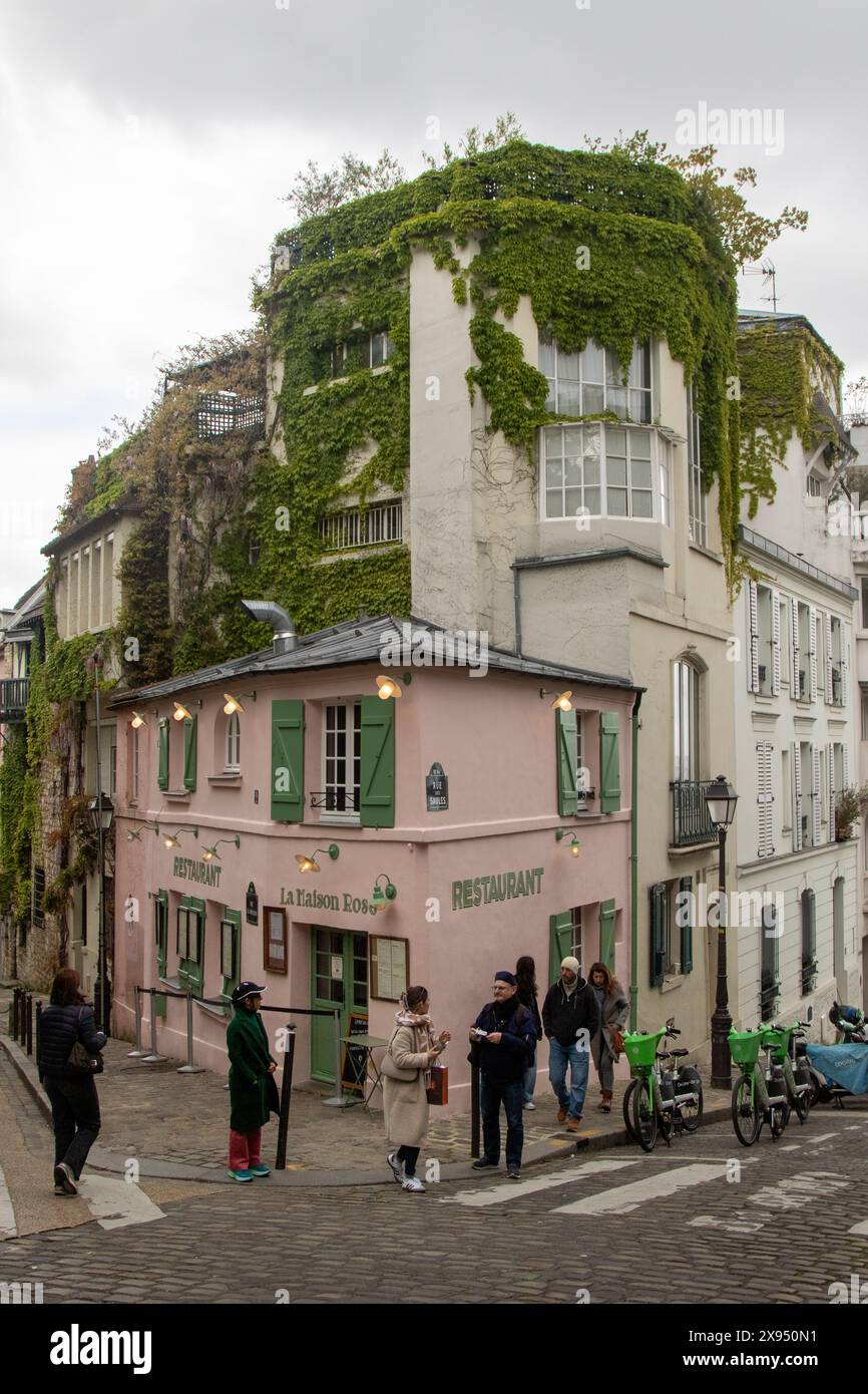 Parigi, Francia, Apirl 20th 2024:- Una vista di una strada nella zona di Montmartre di Parigi Foto Stock