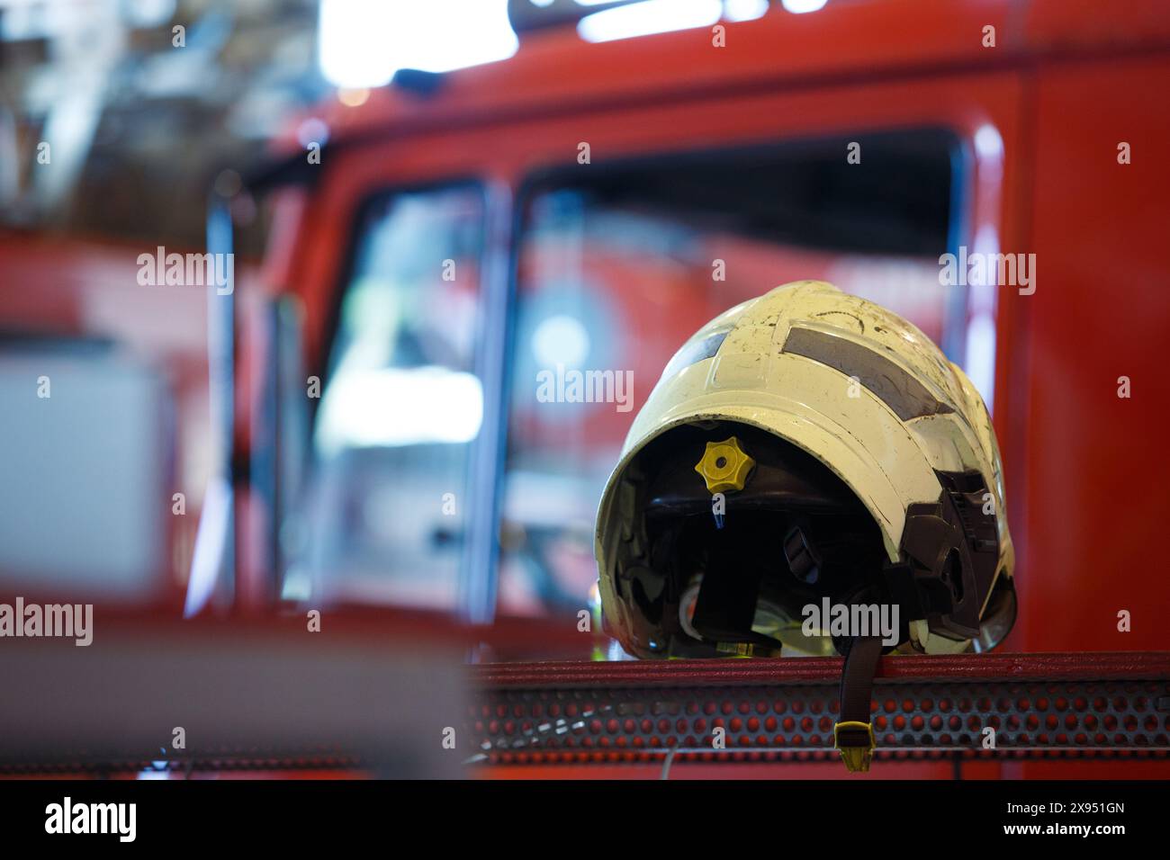 Un casco da vigile del fuoco posto sopra un camion, pronto per entrare in azione Foto Stock