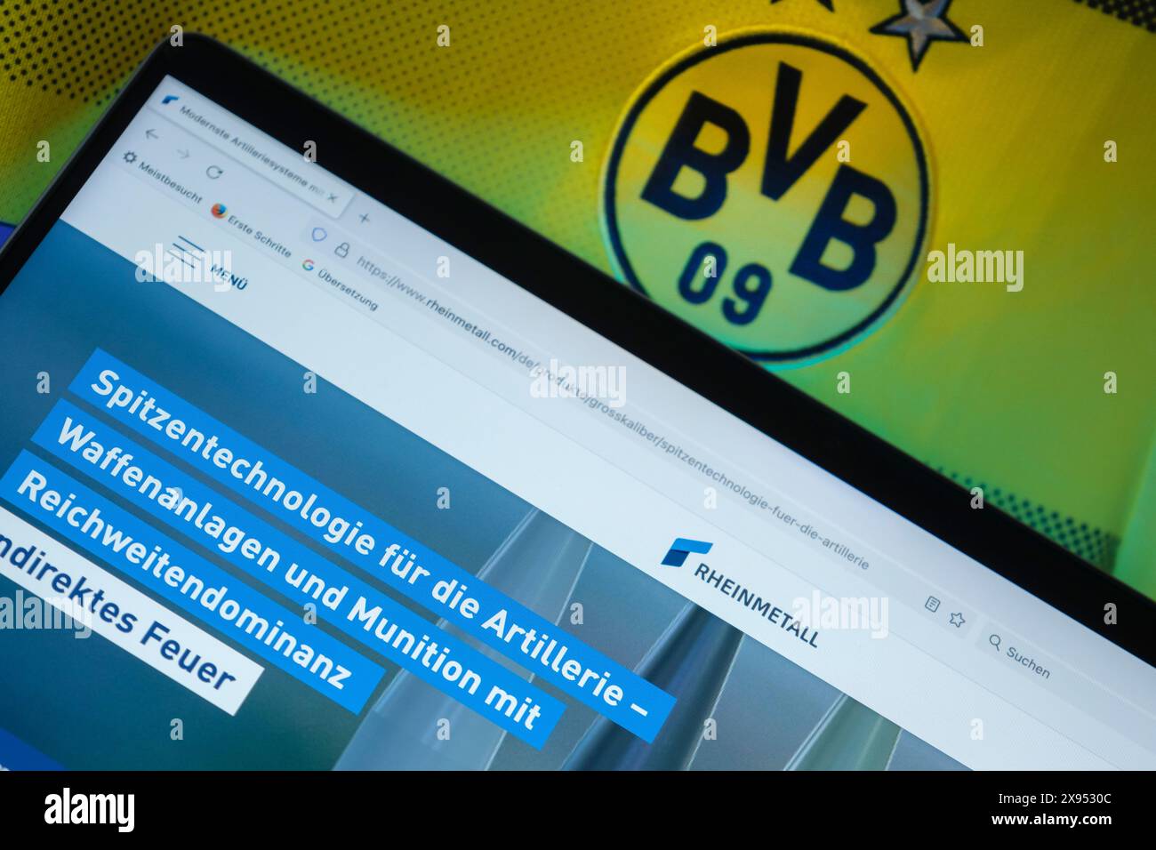 Foto simbolica l'azienda di armamenti Rheinmetall diventa il nuovo sponsor di BVB Borussia Dortmund. Foto Stock