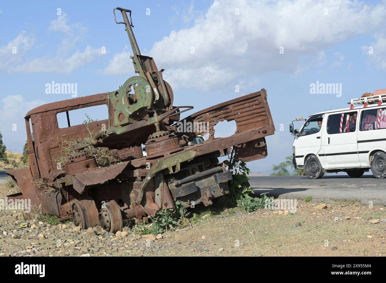 ETIOPIA, Tigray, strada per Mekelle, guerra Tigray 2020-2022 tra le forze alleate al governo federale etiope e all'Eritrea e il fronte di Liberazione del popolo Tigray TPLF, distrusse il camion dell'esercito russo Ural - 4320 montato con mitragliatrice delle truppe eritree Foto Stock