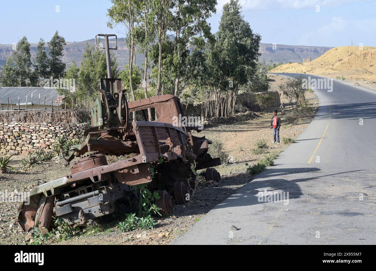 ETIOPIA, Tigray, strada per Mekelle, guerra Tigray 2020-2022 tra le forze alleate al governo federale etiope e all'Eritrea e il fronte di Liberazione del popolo Tigray TPLF, distrusse il camion dell'esercito russo Ural - 4320 montato con mitragliatrice delle truppe eritree Foto Stock