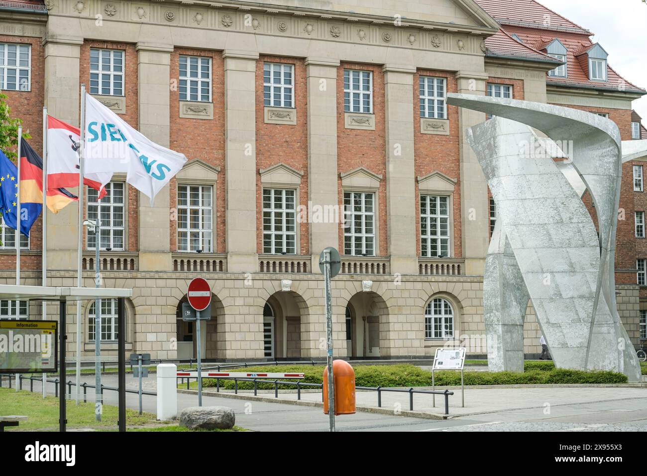 "Scultura di Daniel Libeskind ''Wing'' di fronte all'edificio dell'amministrazione Siemens, Rohrdamm, Siemensstadt, Spandau, Berlino, Germania, Skulptur vo Foto Stock