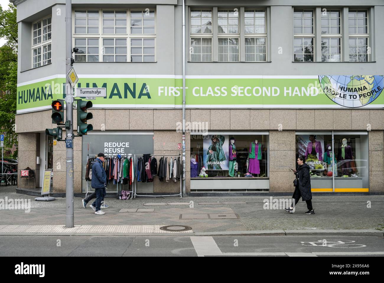 Humana SeconHand Textiles, Turmstrasse, Moabit, Mitte, Berlino, Germania, Humana di seconda mano Textilien, Turmstraße, Moabit, Mitte, Berlino, Germania Foto Stock