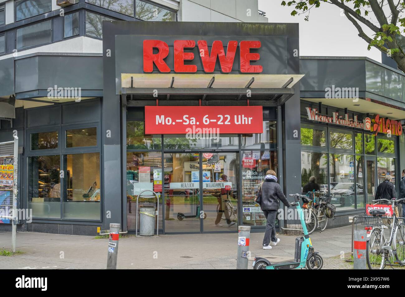Rewe, Clayallee, Zehlendorf, distretto di Steglitz-Zehlendorf, Berlino, Germania, Rewe, Clayallee, Zehlendorf, Bezirk Steglitz-Zehlendorf, Berlino, Deutschla Foto Stock