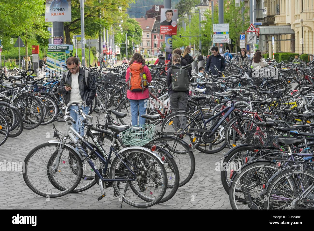 Biciclette, parcheggio, studenti, biblioteca universitaria, Università Albert Ludwig, Piazza dell'Università, Friburgo in Breisgau, Baden-Württemberg, Germania, Fahrrä Foto Stock