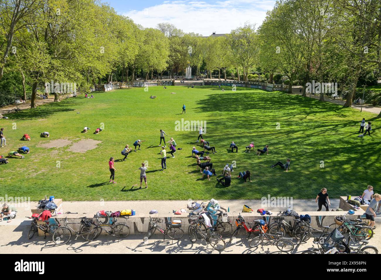 Formazione di gruppo di yoga, Rudolph-Wilde-Park, Stadtpark, Schöneberg, Tempelhof-Schöneberg, Berlino, Germania +++ NESSUN RILASCIO DI MODELLI!!!, Yoga Gruppe trainiert, Foto Stock