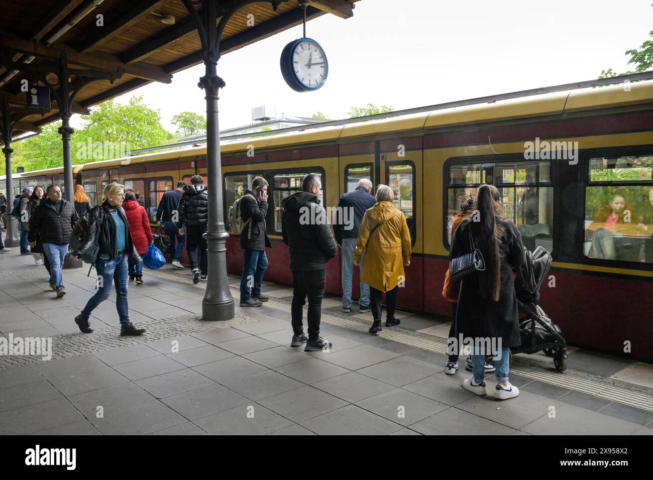 Stazione S-Bahn di Zehlendorf, distretto di Steglitz-Zehlendorf, Berlino, Germania, S-Bahnhof Zehlendorf, Bezirk Steglitz-Zehlendorf, Berlino, Germania Foto Stock