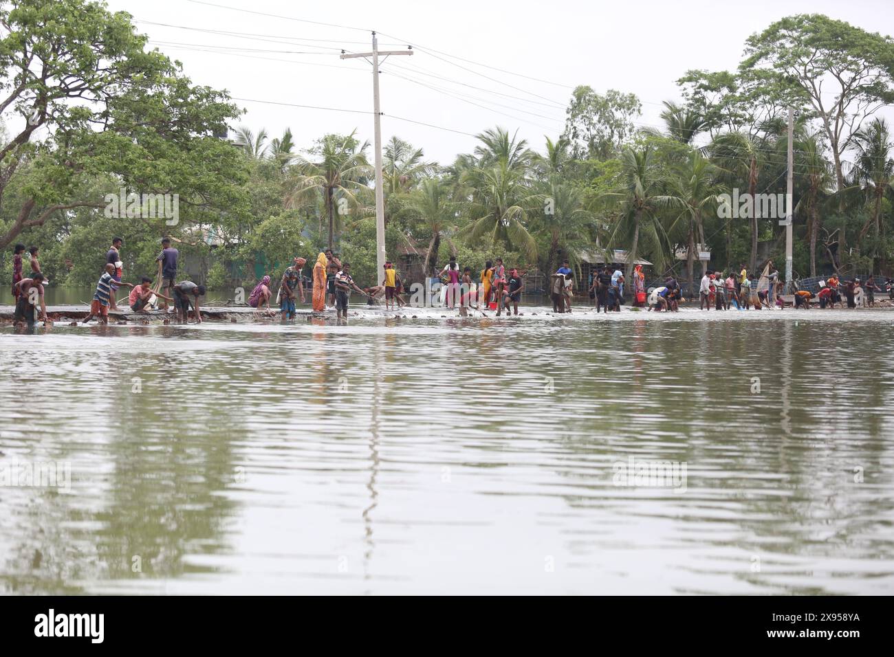 Khulna. 29 maggio 2024. Le persone pescano in un fiume inondato a Khulna, Bangladesh, 28 maggio 2024. Almeno 10 persone sono state uccise mentre il ciclone Remal ha sbattuto le coste del Bangladesh e si è indebolito a una depressione tropicale, ha detto lunedì il ministro di Stato per la gestione delle catastrofi e il soccorso MD Mohibur Rahman. Crediti: Xinhua/Alamy Live News Foto Stock