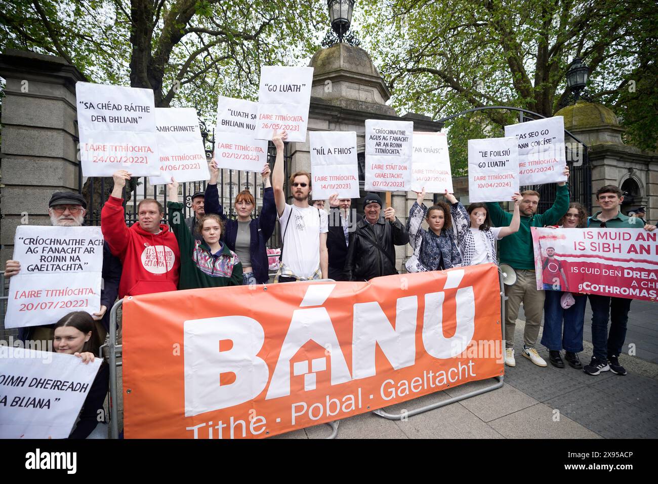 I manifestanti prendono parte a una manifestazione fuori Leinster House, Dublino, sulla crisi abitativa Gaeltacht, che sta impedendo alle persone Gaeltacht di acquistare, affittare o costruire le proprie case. Data foto: Mercoledì 29 maggio 2024. Foto Stock