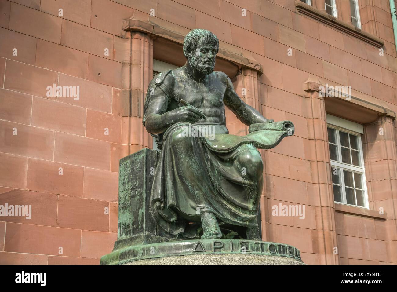 Aristotele, statua, ingresso all'edificio del Collegio i, Piazza dell'Università, Università Albert Ludwig, Friburgo in Breisgau, Baden-Württemberg, Germania, Aris Foto Stock