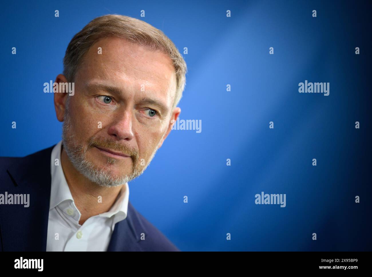 Berlino, Germania. 29 maggio 2024. Christian Lindner (FDP), Ministro federale delle finanze, interviene in una conferenza stampa presso il Ministero federale delle Finanze sulla decisione del Gabinetto federale sul pacchetto pensionistico II. La riforma mira a mantenere il livello pensionistico. In futuro, le pensioni non dovrebbero svilupparsi a un tasso inferiore rispetto ai salari in Germania. Crediti: Bernd von Jutrczenka/dpa/Alamy Live News Foto Stock