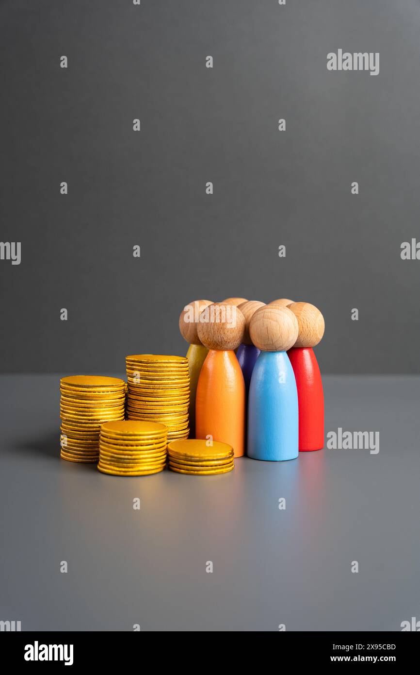 Un gruppo di persone e soldi. Proprietà di risorse finanziarie, beni e beni. Contribuenti e investitori. Stipendi e pensioni. Gruppo di investimento. CRO Foto Stock