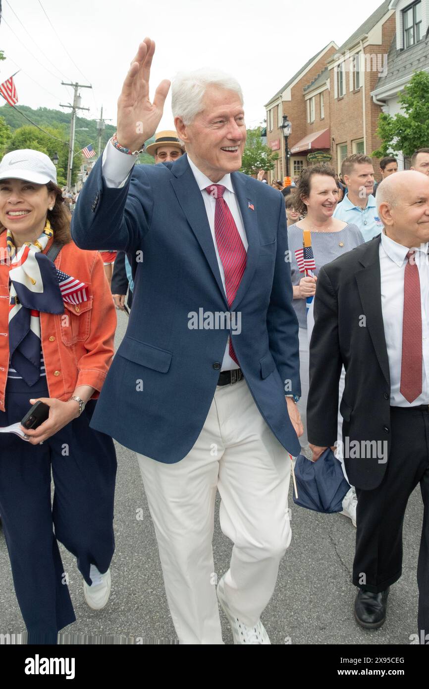 L'ex presidente Bill Clinton marciò alla Memorial Day Parade del 2024 a