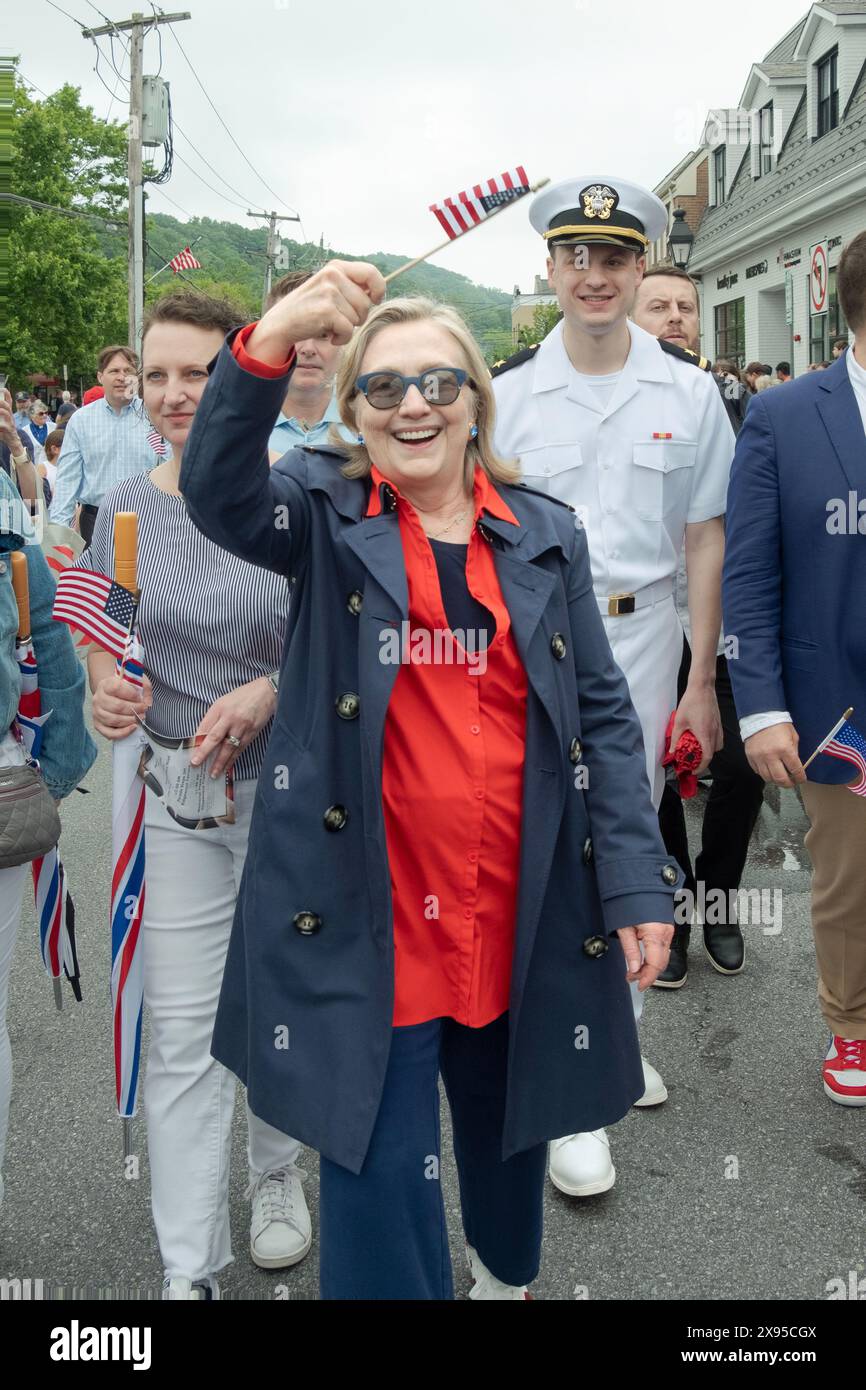 Hillary Clinton marciò e sventolò una bandiera americana alla Memorial Day Parade del 2024 a Chappaqua, Westchester, New York Foto Stock