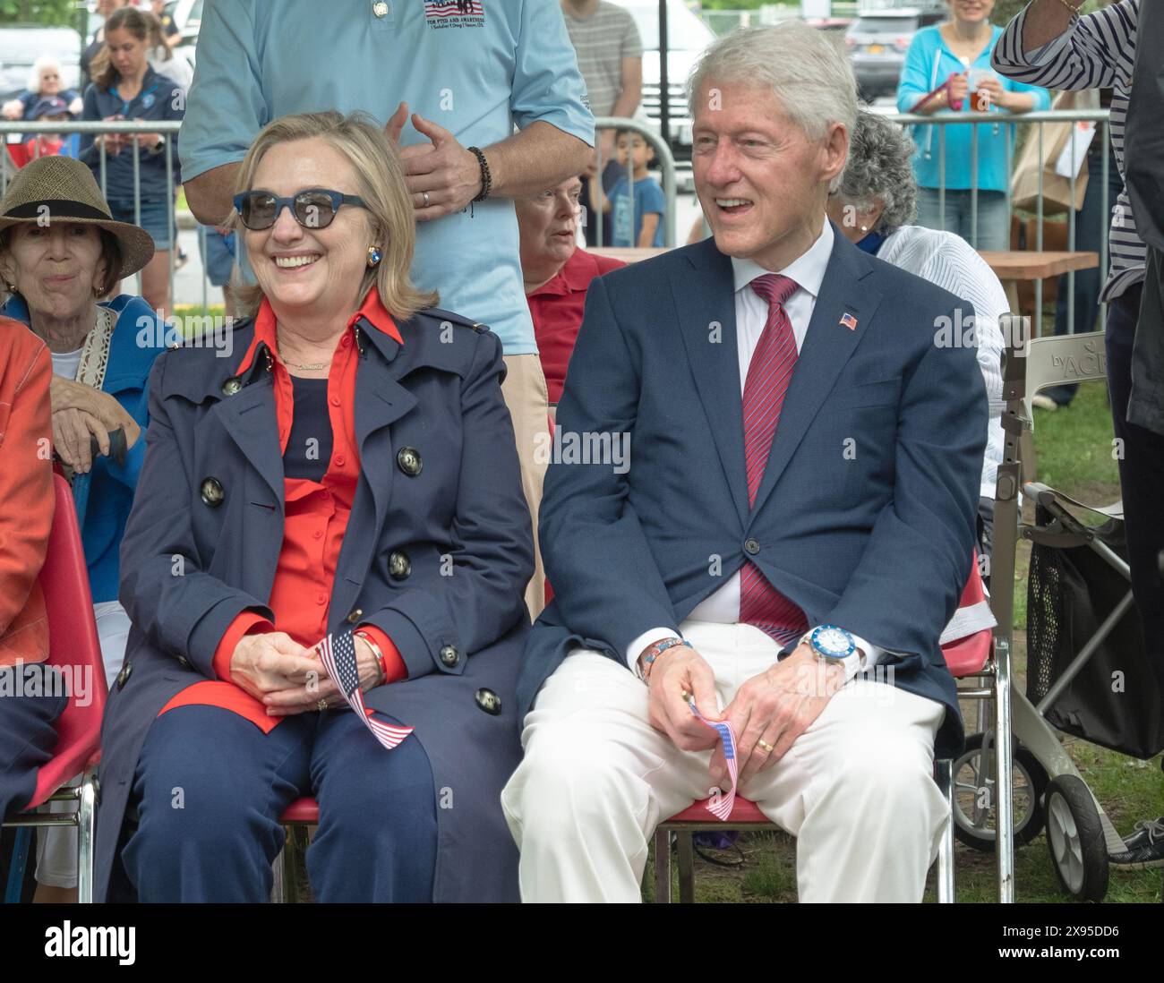 L'ex presidente Bill Clinton e la moglie l'ex first lady Hillary alla Memorial Day Parade del 2024 a Chappaqua, Westchester, New York. Foto Stock