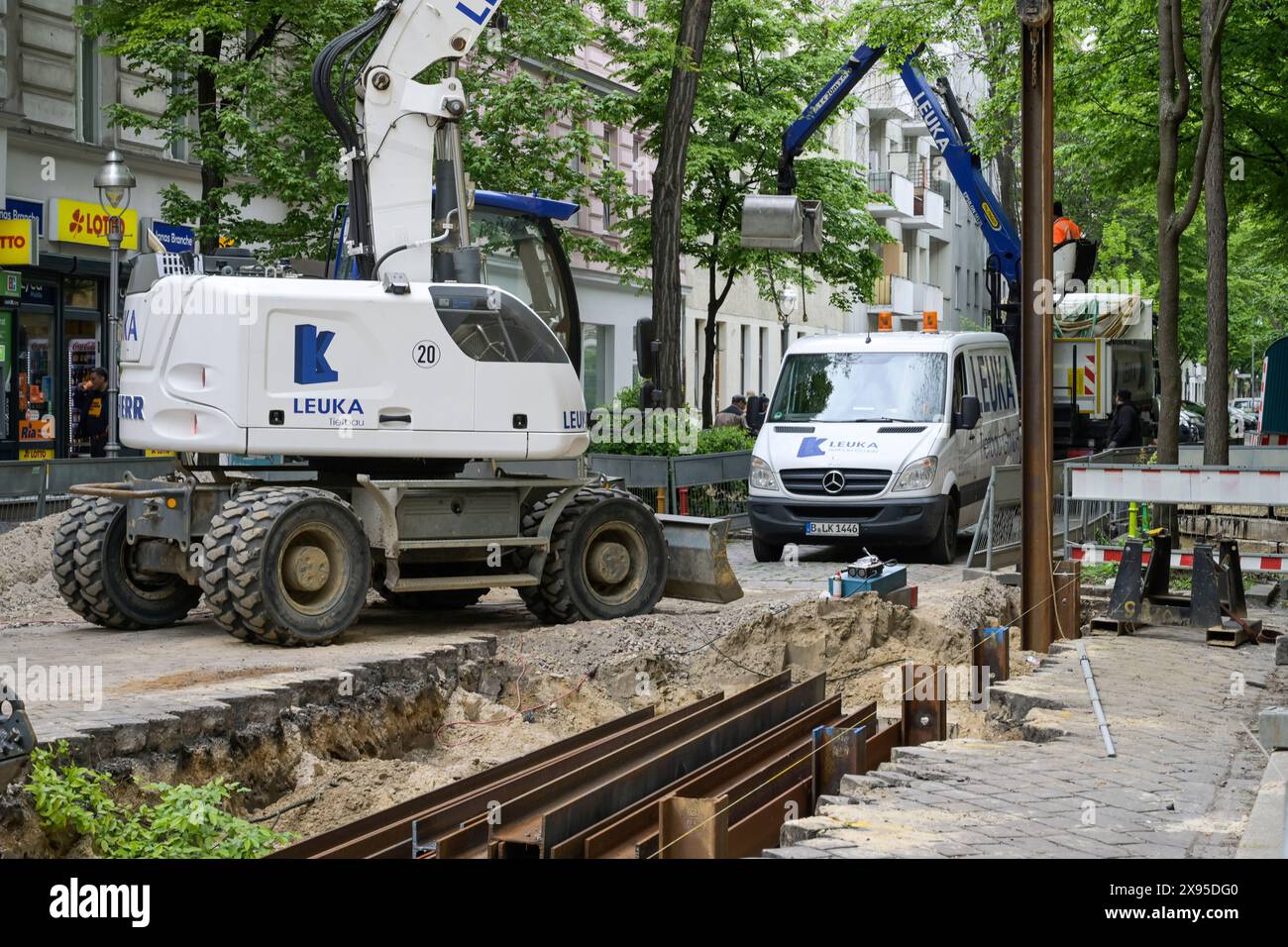 Vattenfall, posa di tubi per teleriscaldamento, Emdener Straße, Moabit, Mitte, Berlino, Germania, Vattenfall, Verlegung von Fernwärme Leitungen, Emdener S Foto Stock