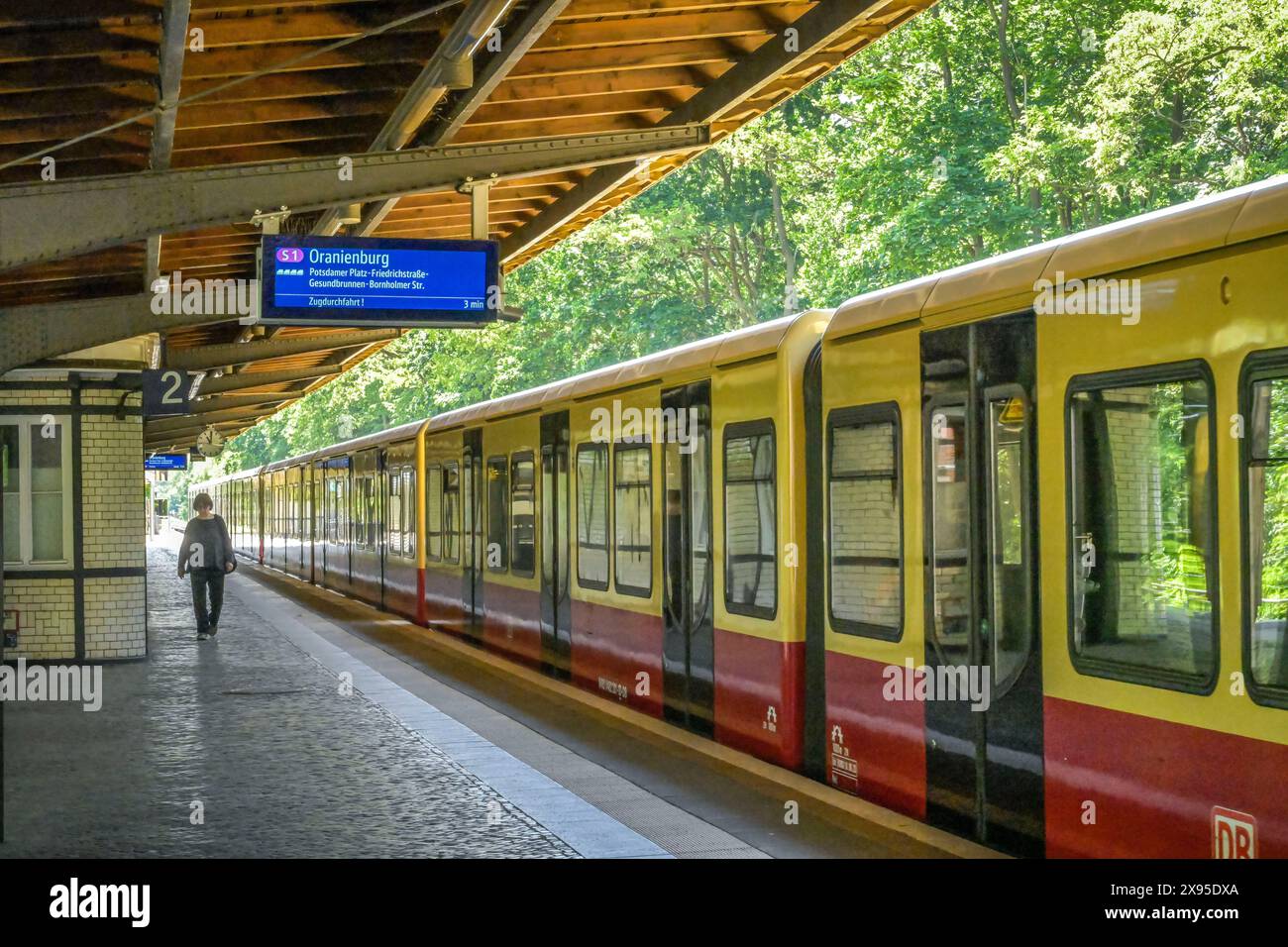 S1, S-Bahn, Mexikoplatz, Zehlendorf, distretto di Steglitz-Zehlendorf, Berlino, Germania, S1, S-Bahn, Mexikoplatz, Zehlendorf, Bezirk Steglitz-Zehlendorf, B Foto Stock