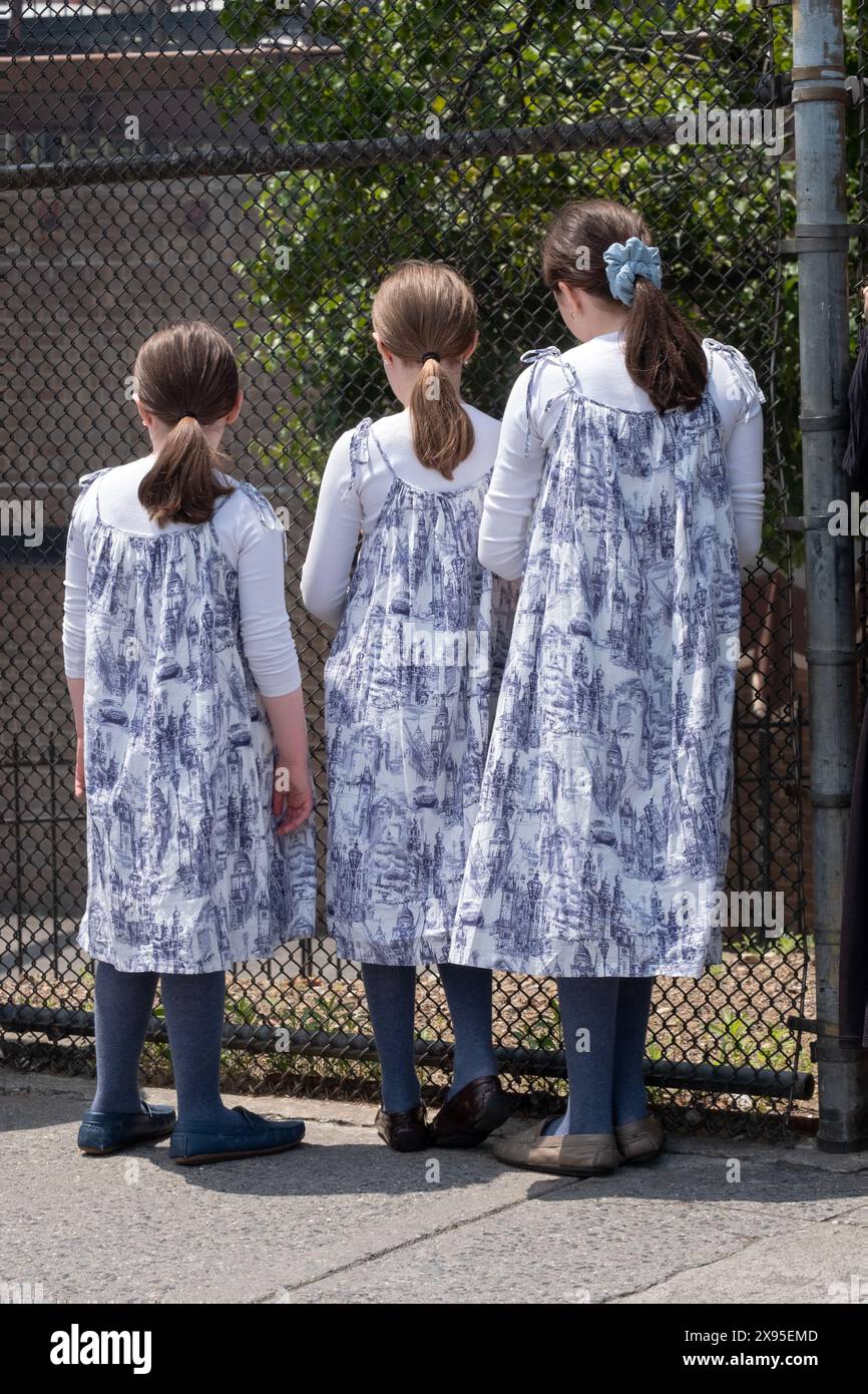 3 ragazze ebree ortodosse, probabilmente sorelle, che indossano abiti modesti quasi identici. A Brooklyn, New York, 2024. Foto Stock