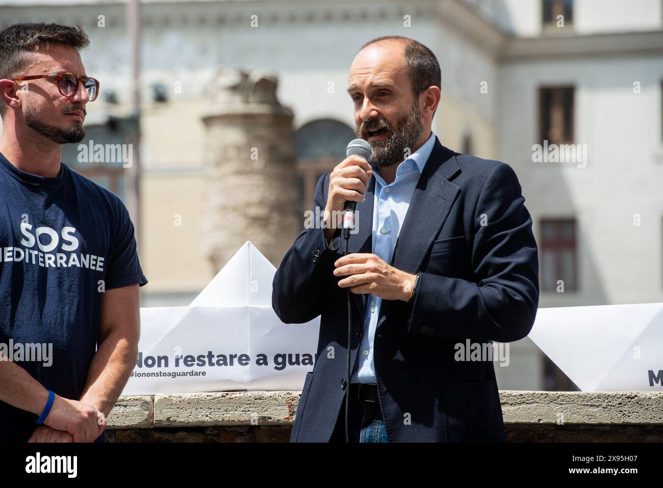 Roma, Italia. 29 maggio 2024. Non restiamo a guardare evento di SOS Meditarranee a largo Argentina - Roma, Italia - nella foto Francesco Creazzo, Matteo Orsini - mercoledì 29 maggio 2024 (foto Valentina Stefanelli/LaPresse) non restiamo a guardare l'evento SOS Mediterranee a largo Argentina - Roma, Italia - nella foto - mercoledì 29 maggio 2024 (foto Valentina Stefanelli/LaPresse) credito: LaPresse/Alamy Live News Foto Stock