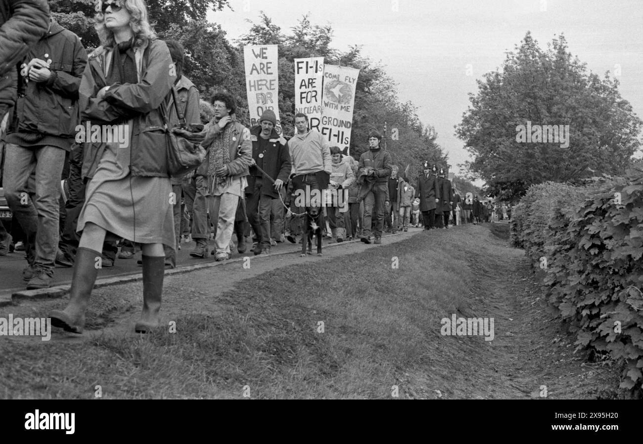 Protesta contro le armi nucleari. Upper Heyford Air base, Oxfordshire, Regno Unito 30 maggio - 3 giugno 1983. Dimostrazione di azione diretta contro i bombardieri nucleari F1-11 dell'USAF. Più di 5.000 dimostranti hanno partecipato a turni nell'arco di quattro giorni. Ondata dopo ondata di manifestanti si sedettero fuori dalla base per formare un blocco umano nonostante il fatto che 752 persone siano state arrestate - un numero record di detenute per una protesta di pace in un evento. Foto Stock