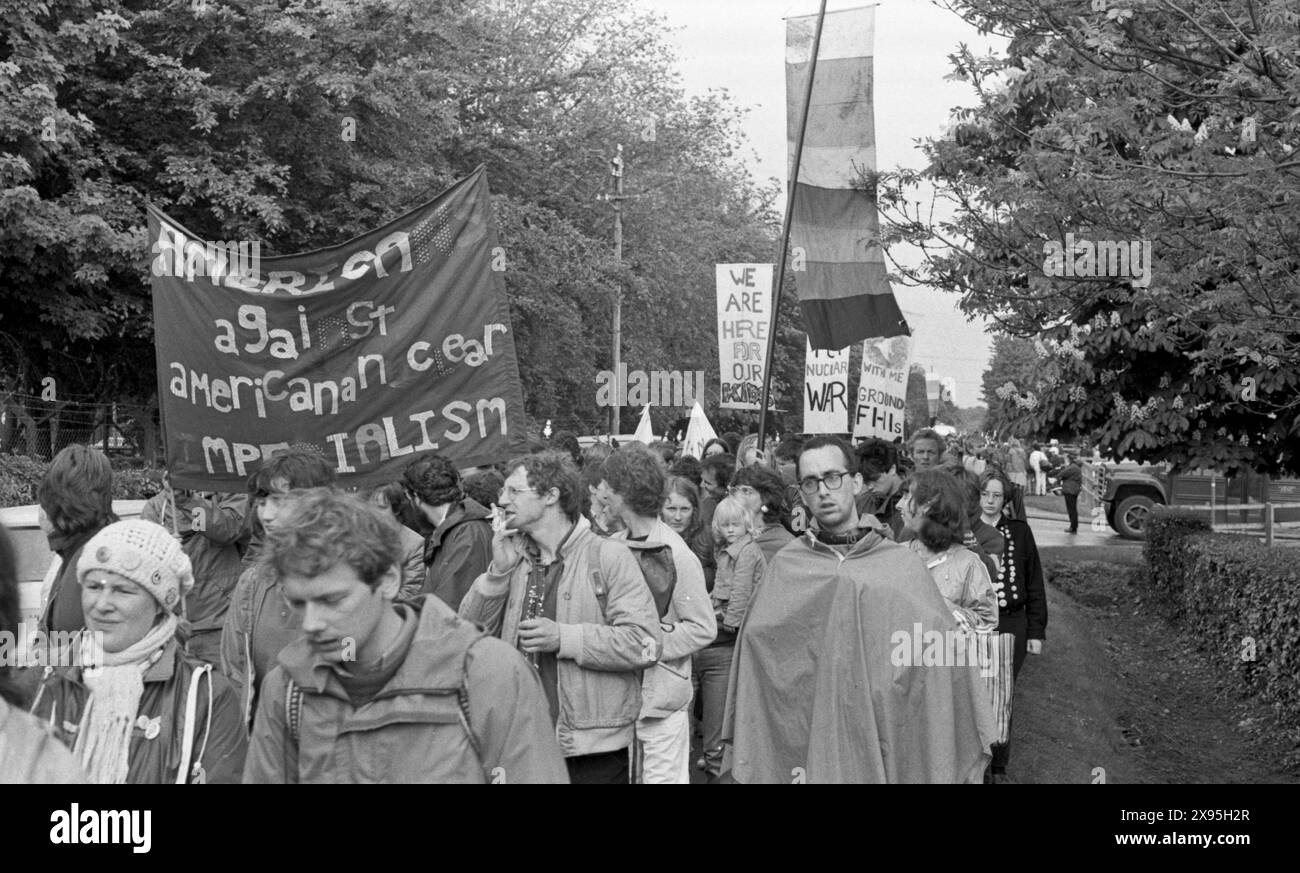 Protesta contro le armi nucleari. Upper Heyford Air base, Oxfordshire, Regno Unito 30 maggio - 3 giugno 1983. Dimostrazione di azione diretta contro i bombardieri nucleari F1-11 dell'USAF. Più di 5.000 dimostranti hanno partecipato a turni nell'arco di quattro giorni. Ondata dopo ondata di manifestanti si sedettero fuori dalla base per formare un blocco umano nonostante il fatto che 752 persone siano state arrestate - un numero record di detenute per una protesta di pace in un evento. Foto Stock