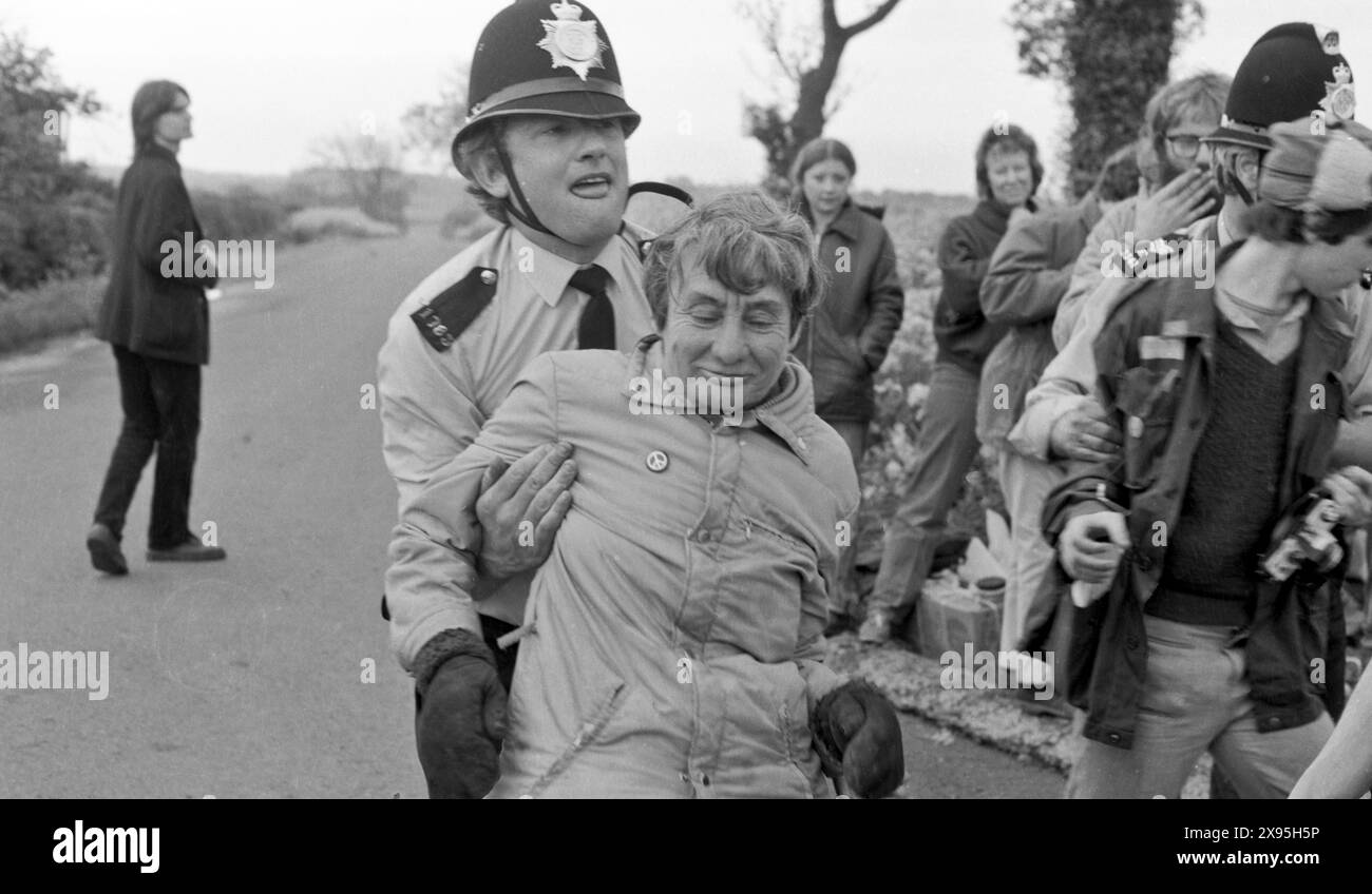 Protesta contro le armi nucleari. Upper Heyford Air base, Oxfordshire, Regno Unito 30 maggio - 3 giugno 1983. Dimostrazione di azione diretta contro i bombardieri nucleari F1-11 dell'USAF. Più di 5.000 dimostranti hanno partecipato a turni nell'arco di quattro giorni. Ondata dopo ondata di manifestanti si sedettero fuori dalla base per formare un blocco umano nonostante il fatto che 752 persone siano state arrestate - un numero record di detenute per una protesta di pace in un evento. Foto Stock