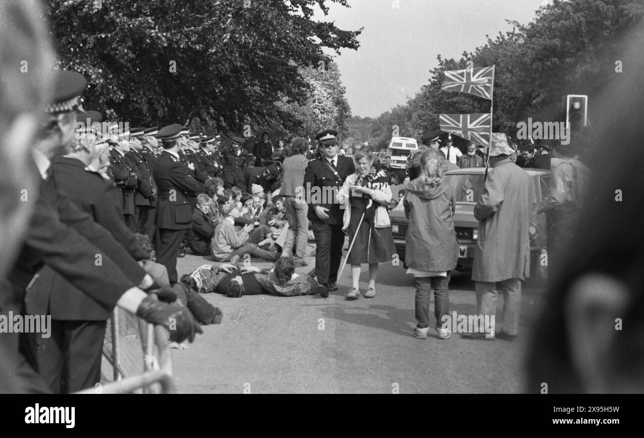 Protesta contro le armi nucleari. Upper Heyford Air base, Oxfordshire, Regno Unito 30 maggio - 3 giugno 1983. Dimostrazione di azione diretta contro i bombardieri nucleari F1-11 dell'USAF. Più di 5.000 dimostranti hanno partecipato a turni nell'arco di quattro giorni. Ondata dopo ondata di manifestanti si sedettero fuori dalla base per formare un blocco umano nonostante il fatto che 752 persone siano state arrestate - un numero record di detenute per una protesta di pace in un evento. Foto Stock