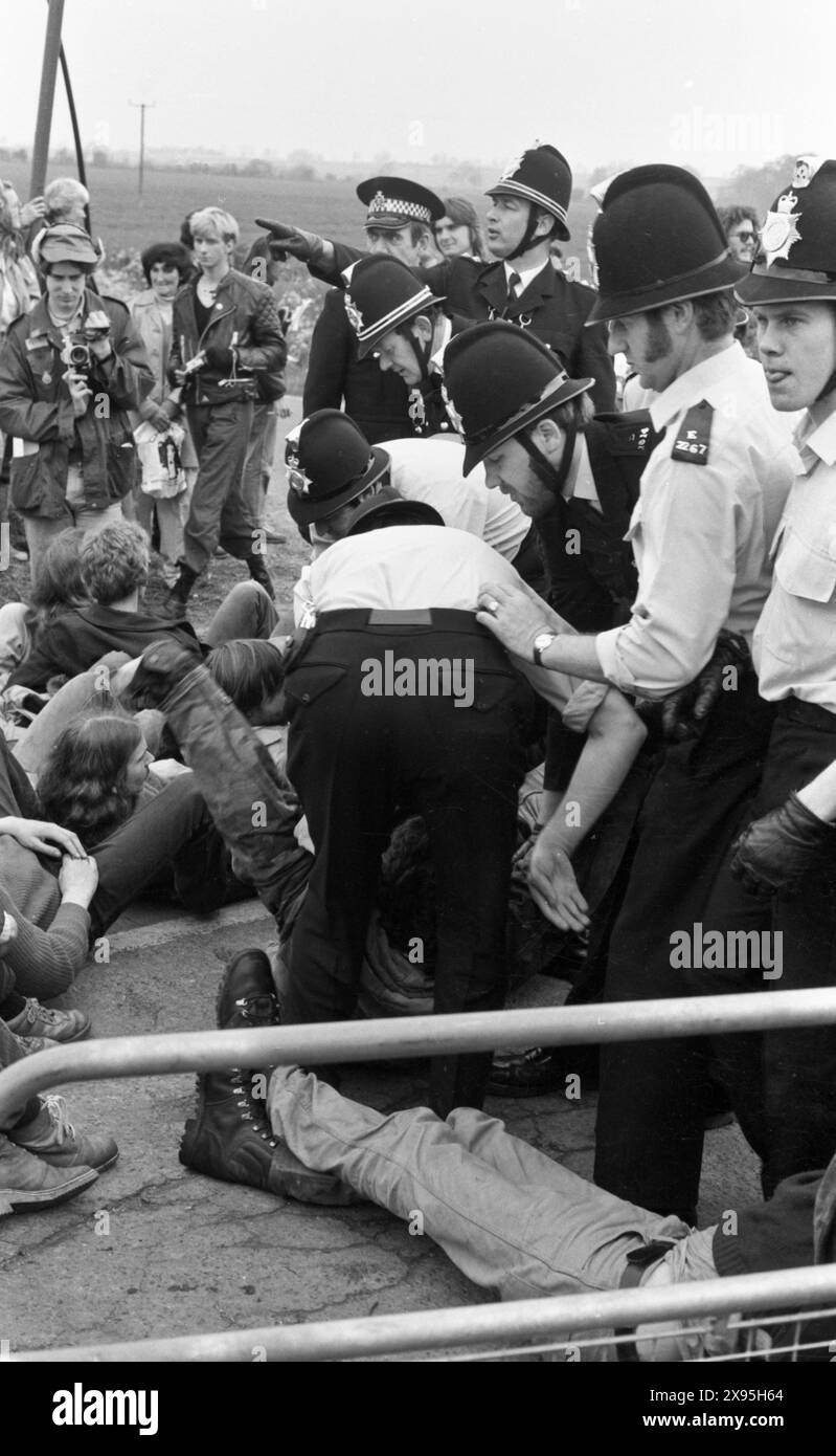 Protesta contro le armi nucleari. Upper Heyford Air base, Oxfordshire, Regno Unito 30 maggio - 3 giugno 1983. Dimostrazione di azione diretta contro i bombardieri nucleari F1-11 dell'USAF. Più di 5.000 dimostranti hanno partecipato a turni nell'arco di quattro giorni. Ondata dopo ondata di manifestanti si sono seduti fuori dalla base per formare un blocco umano nonostante il fatto che 752 persone siano state arrestate dalla polizia - un numero record trattenuto per una protesta di pace in un evento. Foto Stock