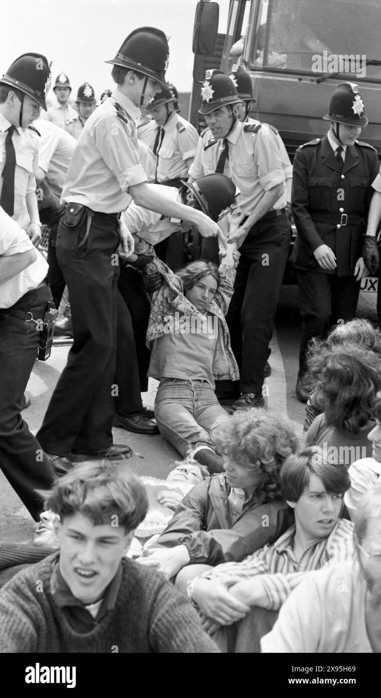 Protesta contro le armi nucleari. Upper Heyford Air base, Oxfordshire, Regno Unito 30 maggio - 3 giugno 1983. Dimostrazione di azione diretta contro i bombardieri nucleari F1-11 dell'USAF. Più di 5.000 dimostranti hanno partecipato a turni nell'arco di quattro giorni. Ondata dopo ondata di manifestanti si sedettero fuori dalla base per formare un blocco umano nonostante il fatto che 752 persone siano state arrestate - un numero record di detenute per una protesta di pace in un evento. Foto Stock