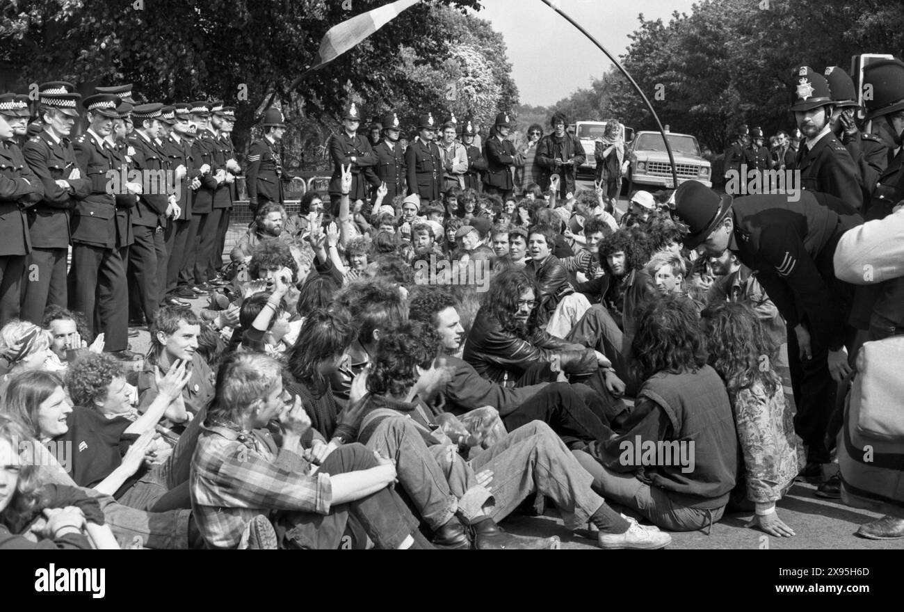 Protesta contro le armi nucleari. Upper Heyford Air base, Oxfordshire, Regno Unito 30 maggio - 3 giugno 1983. Dimostrazione di azione diretta contro i bombardieri nucleari F1-11 dell'USAF. Più di 5.000 dimostranti hanno partecipato a turni nell'arco di quattro giorni. Ondata dopo ondata di manifestanti si sedettero fuori dalla base per formare un blocco umano nonostante il fatto che 752 persone siano state arrestate - un numero record di detenute per una protesta di pace in un evento. Foto Stock