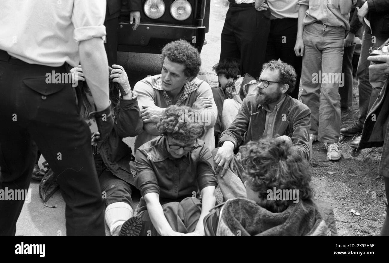 Protesta contro le armi nucleari. Upper Heyford Air base, Oxfordshire, Regno Unito 30 maggio - 3 giugno 1983. Dimostrazione di azione diretta contro i bombardieri nucleari F1-11 dell'USAF. Più di 5.000 dimostranti hanno partecipato a turni nell'arco di quattro giorni. Ondata dopo ondata di manifestanti si sedettero fuori dalla base per formare un blocco umano nonostante il fatto che 752 persone siano state arrestate - un numero record di detenute per una protesta di pace in un evento. Foto Stock