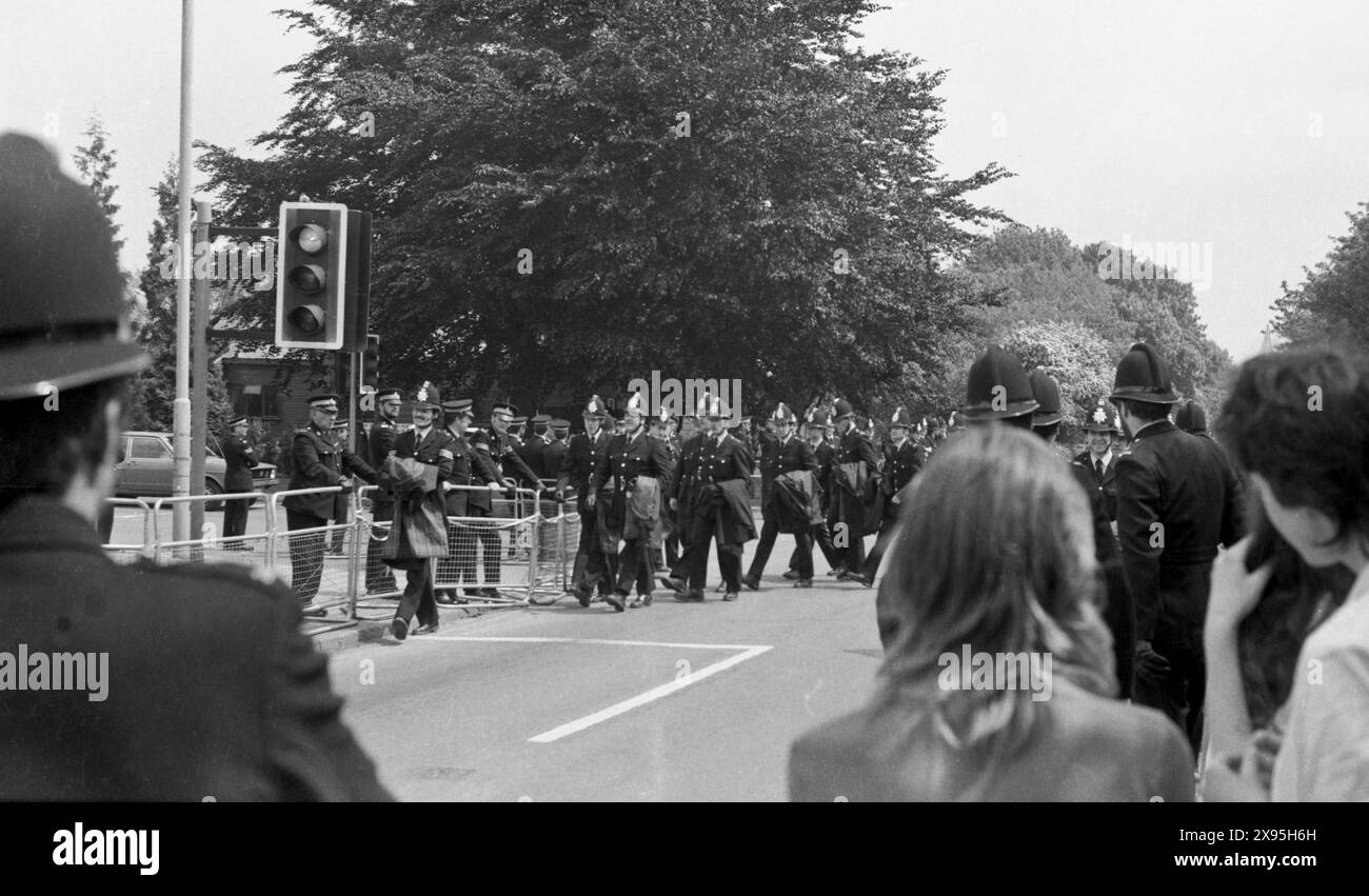 Protesta contro le armi nucleari. Upper Heyford Air base, Oxfordshire, Regno Unito 30 maggio - 3 giugno 1983. Dimostrazione di azione diretta contro i bombardieri nucleari F1-11 dell'USAF. Più di 5.000 dimostranti hanno partecipato a turni nell'arco di quattro giorni. Ondata dopo ondata di manifestanti si sedettero fuori dalla base per formare un blocco umano nonostante il fatto che 752 persone siano state arrestate - un numero record di detenute per una protesta di pace in un evento. Foto Stock