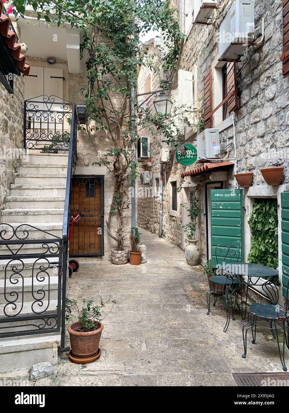 Piccole strade nel centro storico di Budva, Montenegro Foto Stock