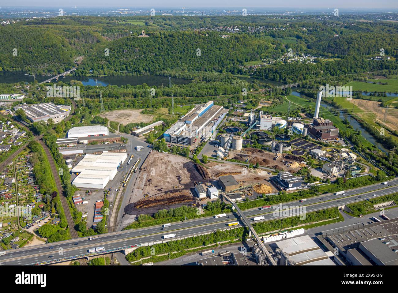 Luftbild, Funke Zeitungsdruckereien Verlag, Heizkraftwerk Hagen-Kabel, am Hengsteysee mit Eisenbahnbrücke der Lennemündung, Autobahn A1, Wald Hohensyburg mit dem Kaiser Wilhelm Denkmal, Boele, Hagen, Ruhrgebiet, Nordrhein-Westfalen, Deutschland ACHTUNGxMINDESTHONORARx60xEURO *** Vista aerea, Funke Zeitungsdruckereien Verlag, impianto di riscaldamento a cavo Hagen, presso l'Hengsteysee con ponte ferroviario del Lennemündung, autostrada A1, foresta di Hohensyburg con monumento del Kaiser Wilhelm, Boele, Hagen, zona della Ruhr, Renania settentrionale-Vestfalia, Germania ACHTUNGxMINDESTHONORARx60xEURO Foto Stock