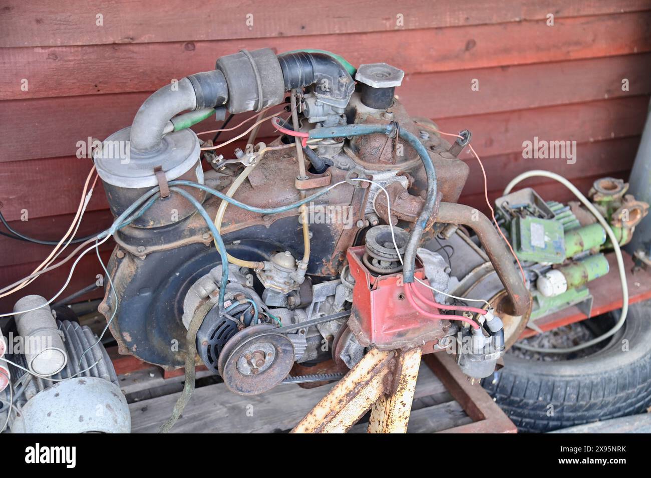 Vecchio Rusty Engine della guerra mondiale in Bosnia ed Erzegovina Foto Stock