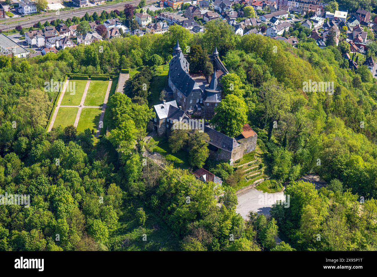 Luftbild, Schloss Hohenlimburg und Schlosspark, Schlossberg, Hohenlimburg, Hagen, Ruhrgebiet, Nordrhein-Westfalen, Deutschland ACHTUNGxMINDESTHONORARx60xEURO *** Vista aerea, Castello di Hohenlimburg e parco del castello, Schlossberg, Hohenlimburg, Hagen, zona della Ruhr, Renania settentrionale-Vestfalia, Germania ATTENTIONxMINDESTHONORARx60xEURO Foto Stock