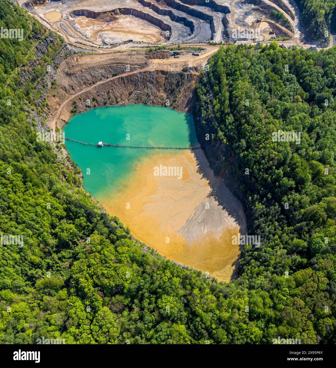 Luftbild, vedi im Steinbruch Steltenberg, Oege, Hohenlimburg, Hagen, Ruhrgebiet, Nordrhein-Westfalen, Deutschland ACHTUNGxMINDESTHONORARx60xEURO *** Vista aerea, lago nella cava di Steltenberg, Oege, Hohenlimburg, Hagen, zona della Ruhr, Renania settentrionale-Vestfalia, Germania ATTENTIONxMINDESTHONORARx60xEURO Foto Stock