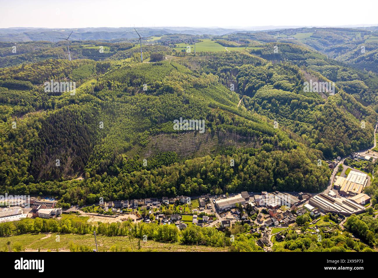 Luftbild, Gewerbegebiet Obernahmerstraße, Waldgebiet mit Waldschäden, Windräder, Hohenlimburg, Hagen, Ruhrgebiet, Nordrhein-Westfalen, Deutschland ACHTUNGxMINDESTHONORARx60xEURO *** Vista aerea, zona industriale Obernahmerstraße, area forestale con danni forestali, turbine eoliche, Hohenlimburg, Hagen, zona della Ruhr, Renania settentrionale-Vestfalia, Germania ATTENTIONxMINDESTHONORARx60xEURO Foto Stock