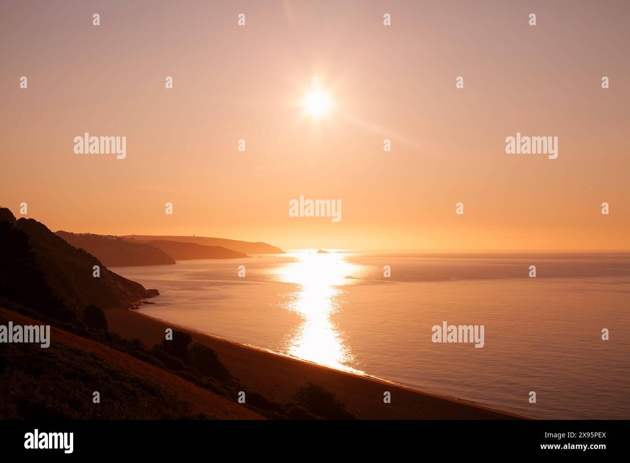 Inghilterra, Devon, vicino a Torcross, Start Bay e Pilchard Cove da Strete Gate at Dawn Foto Stock