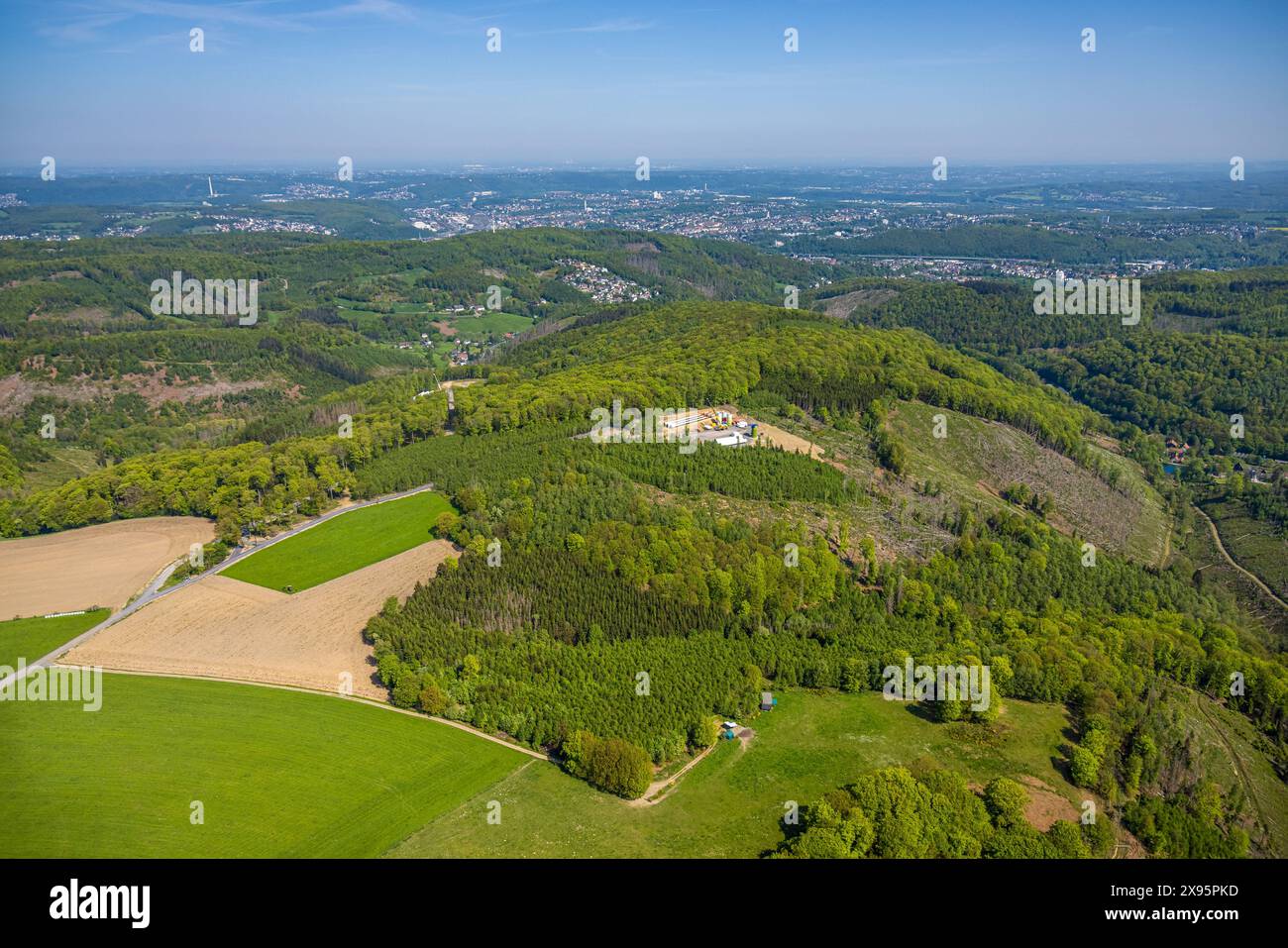 Luftbild, Baustelle mit Neubau für Windräder Windenergieanlage, Rafflenbeuler Kopf Wald, Eilpe, Hagen, Ruhrgebiet, Nordrhein-Westfalen, Deutschland ACHTUNGxMINDESTHONORARx60xEURO *** Vista aerea, cantiere con nuova costruzione di turbine eoliche, impianto eolico, foresta di Rafflenbeuler Kopf, Eilpe, Hagen, zona della Ruhr, Renania settentrionale-Vestfalia, Germania ATTENTIONxMINDESTHONORARx60xEURO Foto Stock