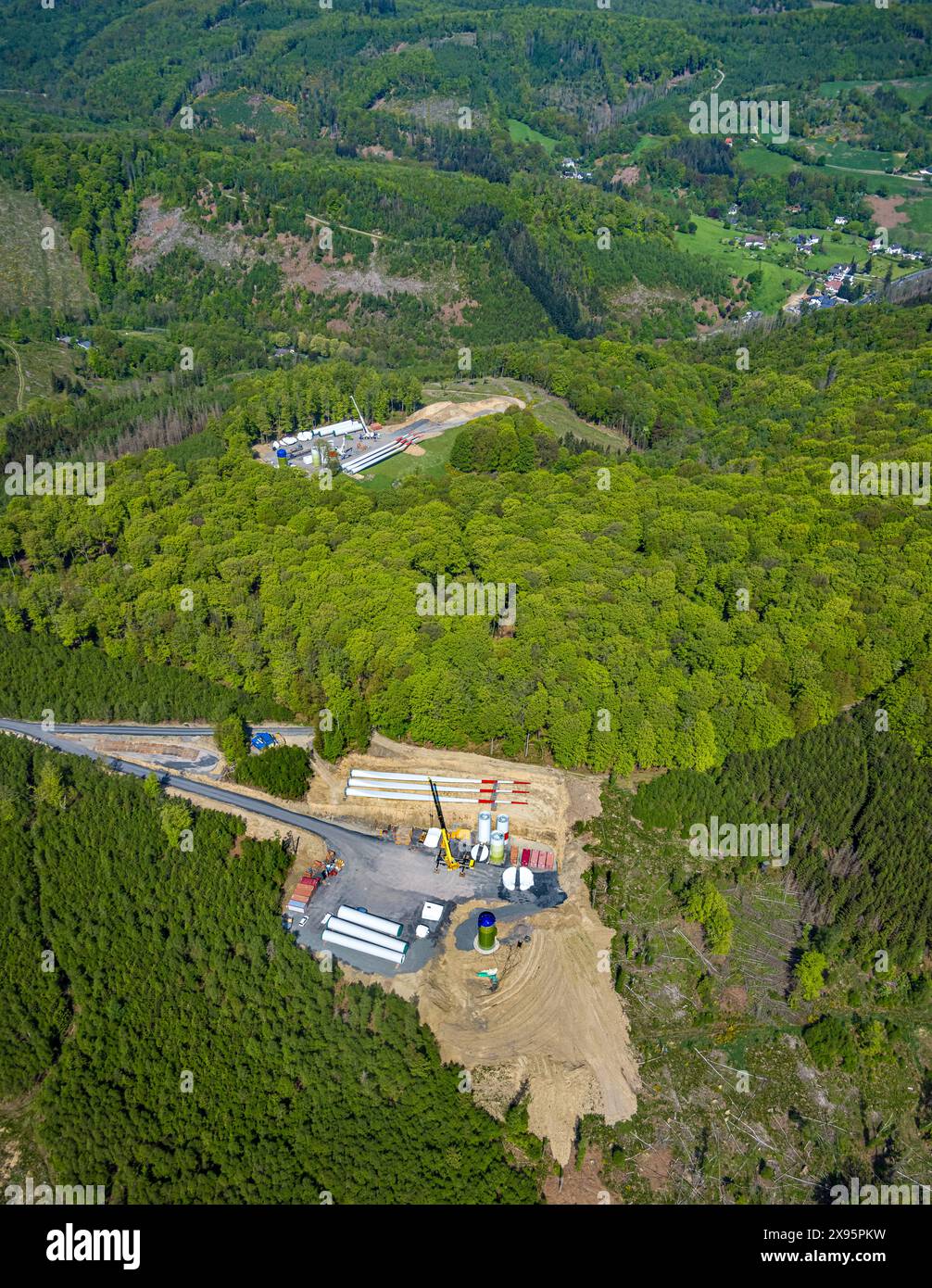 Luftbild, Baustelle mit Neubau für Windräder Windenergieanlage, Rafflenbeuler Kopf Wald, Eilpe, Hagen, Ruhrgebiet, Nordrhein-Westfalen, Deutschland ACHTUNGxMINDESTHONORARx60xEURO *** Vista aerea, cantiere con nuova costruzione di turbine eoliche, impianto eolico, foresta di Rafflenbeuler Kopf, Eilpe, Hagen, zona della Ruhr, Renania settentrionale-Vestfalia, Germania ATTENTIONxMINDESTHONORARx60xEURO Foto Stock