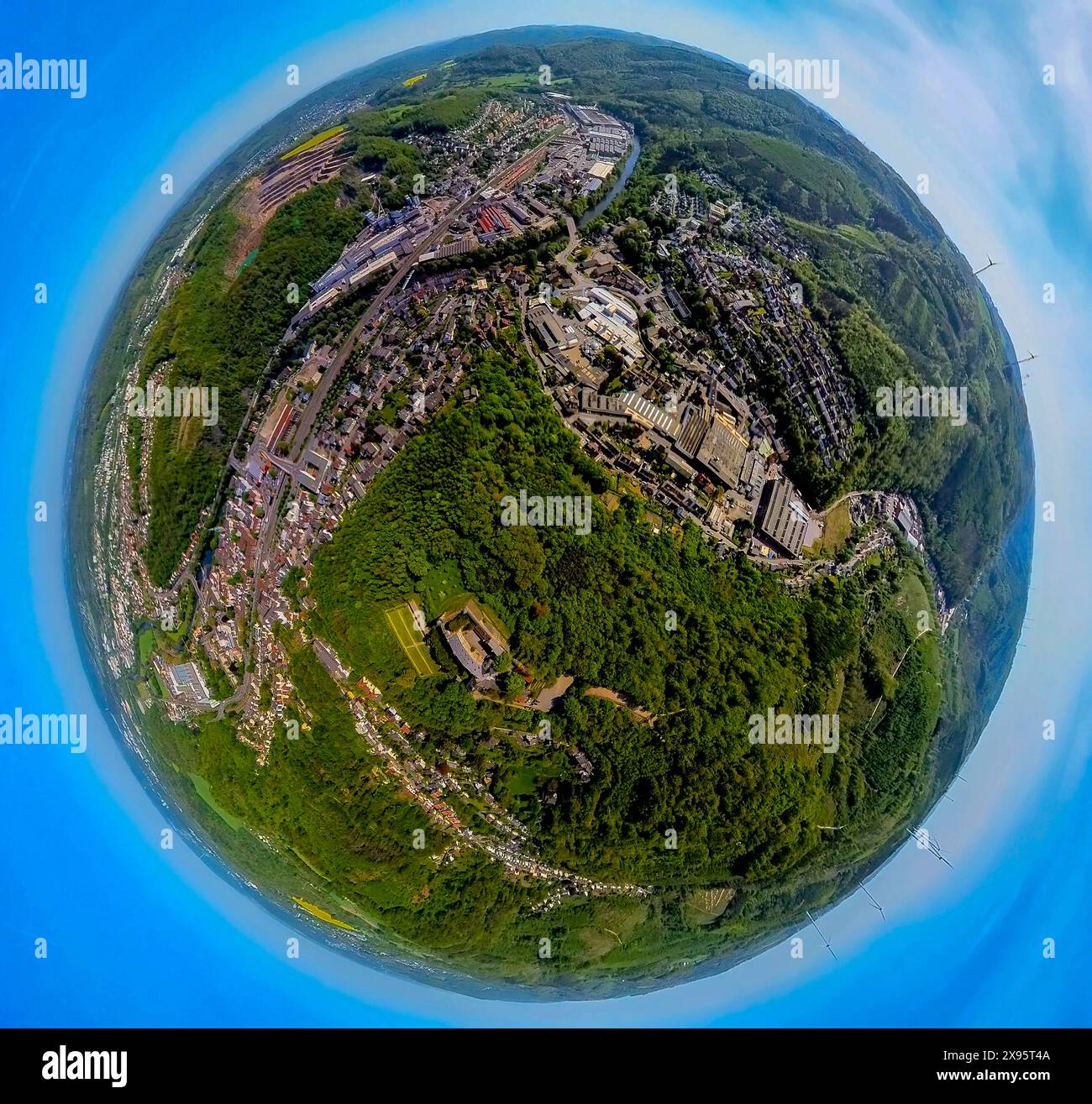 Luftbild, Innenstadtansicht und Fluss Lenne, Schloss Hohenlimburg mit Schlossgarten, Waldgebiet Schlossberg, Gewerbegebiet Obernahmerstraße, Erdkugel, Fisheye Aufnahme, Fischaugen Aufnahme, 360 Grad Aufnahme, piccolo mondo, piccolo pianeta, fisheye Bild, Hohenlimburg, Hagen, Ruhrgebiet, Nordrhein-Westfalen, Deutschland ACHTUNGxMINDESTHONORARx60xEURO *** Vista aerea, vista sul centro della città e sul fiume Lenne, castello Hohenlimburg con giardino del castello, zona forestale Schlossberg, zona industriale Obernahmerstraße, globo terrestre, immagine fisheye, immagine fisheye, immagine a 360 gradi, mondo minuscolo, pianeta piccolo, immagine fisheye Foto Stock