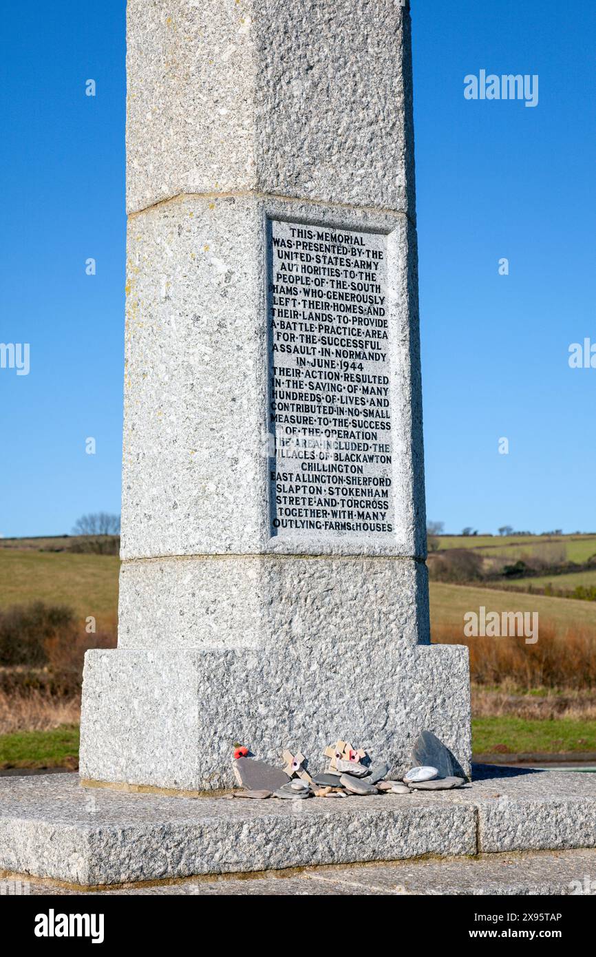 Inghilterra, Devon, Slapton Sands, monumento americano agli abitanti locali sfollati dai preparativi per lo sbarco in Normandia nel 1944 (dettaglio) Foto Stock