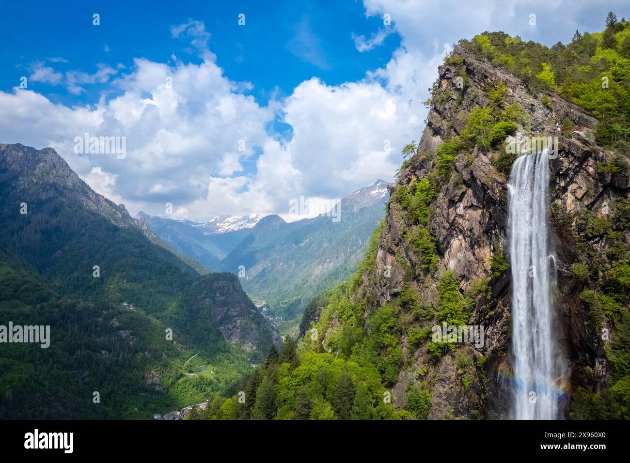 Vista aerea della cascata artificiale di Fondra, la più alta d'Italia. Fondra, Isola di Fondra, provincia di Bergamo, valle di Brembana, Lombardia, Italia, Foto Stock